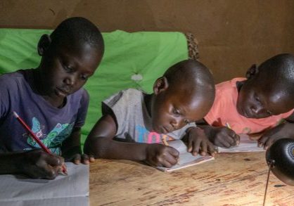 PG922851-V5 (1) 3 enfants devoirs